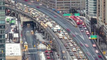 Secuencia de lapso de tiempo de 4k de toronto, canadá - zoom en la autopista gardiner video