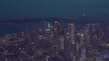4k sequência aérea de toronto, canadá - o centro da cidade à noite visto de um helicóptero