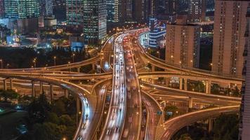 Secuencia de lapso de tiempo de 4k de shanghai, china - zoom en el pilar de nueve dragones en la noche video