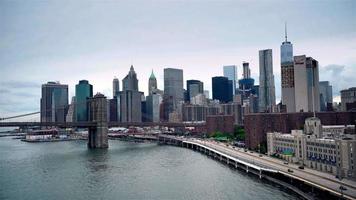 Secuencia de video 4k de la ciudad de nueva york, estados unidos - nyc desde el puente de manhattan