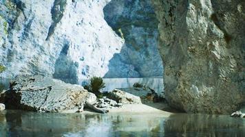 oceano blu e scogliere rocciose video