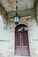 puerta de entrada con lámpara antigua del castillo de caza de schonborn en carpaty, transcarpacia, ucrania. construido en 1890. foto