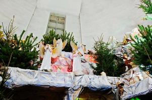 belén de navidad muy grande. ángeles tocando la trompeta foto