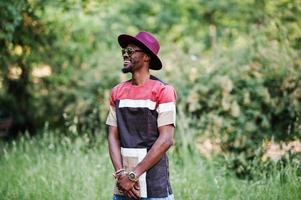 hombre negro de moda y con estilo con gafas de sol y sombrero foto