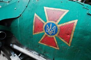 emblema en el coche militar de las fuerzas armadas de ucrania foto