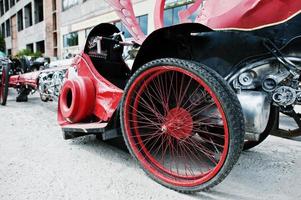 ruedas de repuesto en un coche deportivo hecho a mano foto