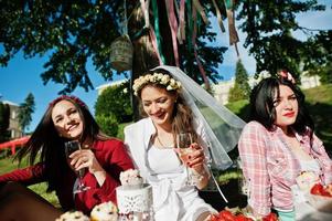 chicas bebiendo champán en la despedida de soltera foto