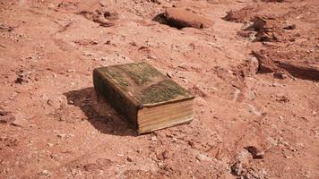 vecchio libro nel deserto di roccia rossa video