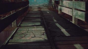 viejo puente de madera sobre un pequeño arroyo en un parque video