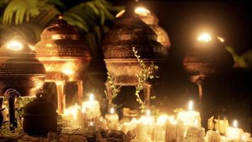 altare d'oro con candele di notte video