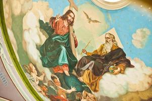 icono pintado de Jesucristo con el Señor en la pared de la iglesia foto