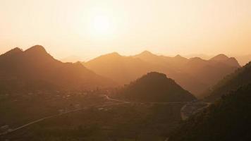 4K-Zeitraffer-Sequenz von Lungen-Cu, Vietnam - Sonnenuntergang vom Lungen-Cu-Flaggenpunkt
