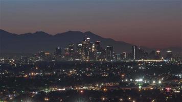 4k timelapse-sekvens av Los Angeles, USA - mittbild av stadens skyline från natt till dag video