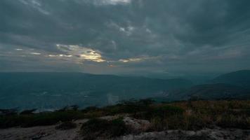 sequência de timelapse 4k de quito, equador - nascer do sol sobre as montanhas da capital equatoriana video