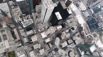 4k sequenza aerea di toronto, canada - vista a volo d'uccello dei grattacieli del centro video