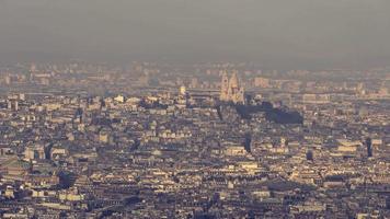 Sequência de timelapse 4k de paris, frança - vista aérea da basílica do sagrado coração de paris, comumente conhecida como basílica de sacre-coeur video