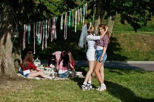 dos chicas sexy en pantalones cortos posan y se divierten en la despedida de soltera foto