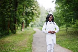 retrato de una elegante chica afroamericana negra que permanece en el camino en Green Park foto