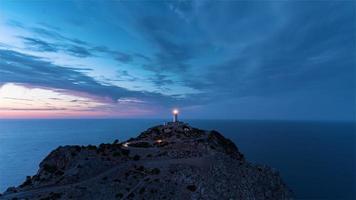 4k-Zeitraffer-Sequenz von Formentor, Spanien - der Leuchtturm von Formentor während der blauen Stunde auf Mallorca video