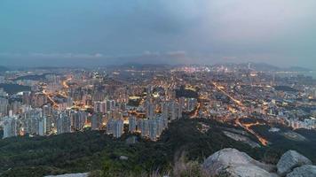 4k-Zeitraffer-Sequenz von Hongkong, China - von Tag zu Nacht von der Selbstmordklippe aus gesehen video