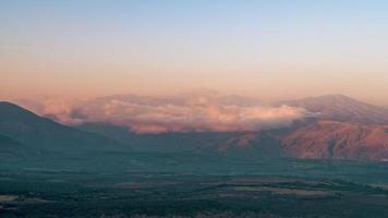 sequência de timelapse 4k de cotacachi, equador - pôr do sol sobre as montanhas video