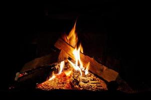fondo cálido fuego en la chimenea hogar foto