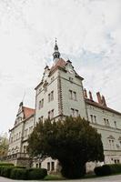 castillo de caza schonborn en carpaty, transcarpacia, ucrania. construido en 1890. torre del reloj foto