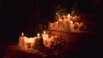 candele accese nel buio