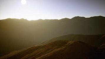 collines avec des rochers au coucher du soleil video