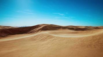 dunes de sable au coucher du soleil dans le désert du sahara en libye video