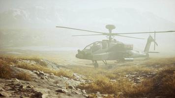 Militärhubschrauber in den Bergen im Krieg video