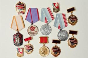 conjunto de diferentes medallas soviéticas sobre fondo blanco foto