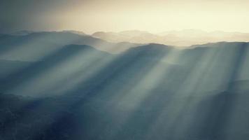 zwart rotsachtig bergsilhouet in diepe mist video