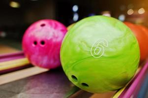 dos bolas de bolos de colores de los números 6 y 7. bola para niños para bolos foto