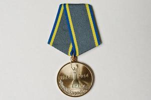 Medalla ucraniana 70 aniversario de guerra sobre fondo blanco. foto