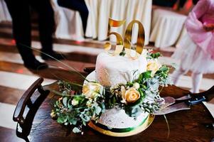 pastel de aniversario en 50 en la mesa