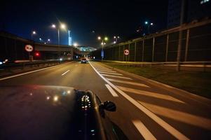 desenfoque de movimiento de conducción nocturna en la ciudad foto