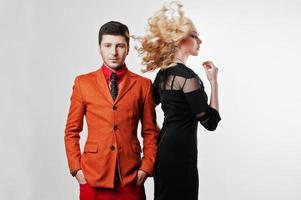 retrato de estudio de una joven pareja hermosa y elegante. cabello de niña en el aire foto