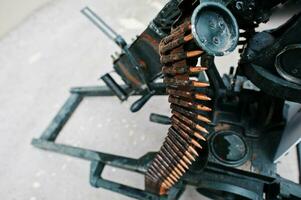 cinturón de cartuchos de munición en ametralladora. foto