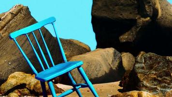 silla de madera azul retro en la playa video