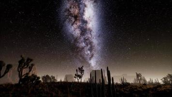 hyperlapse in death valley nationaal park woestijn maanverlicht onder sterrenstelsels video