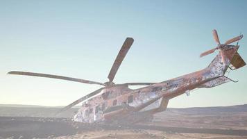 viejo helicóptero militar oxidado en el desierto al atardecer video