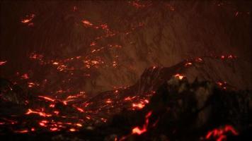 lava fusa rossa e arancione vibrante che scorre su un campo di lava grigio e su una terra rocciosa lucida video