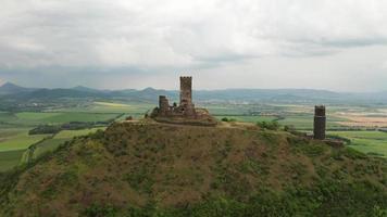 Luftaufnahme der alten Burgruine - aufsteigende Aufnahme video