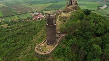 vista aérea de las antiguas ruinas del castillo - tiro en órbita video
