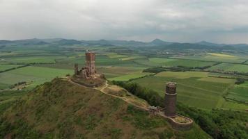 vue aérienne des ruines du vieux château - survolez video