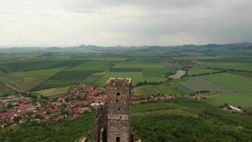 Luftaufnahme des Schlossturms - absteigender Schuss video