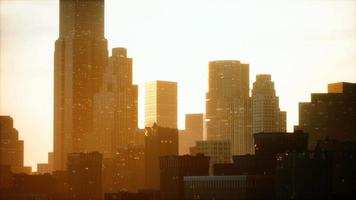 wolkenkrabbers van de grote stad bij zonsondergang video