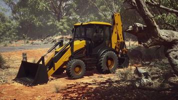 tracteur excavatrice dans la forêt de brousse video