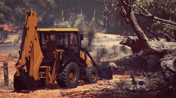 tractor excavadora en bosque de arbustos video